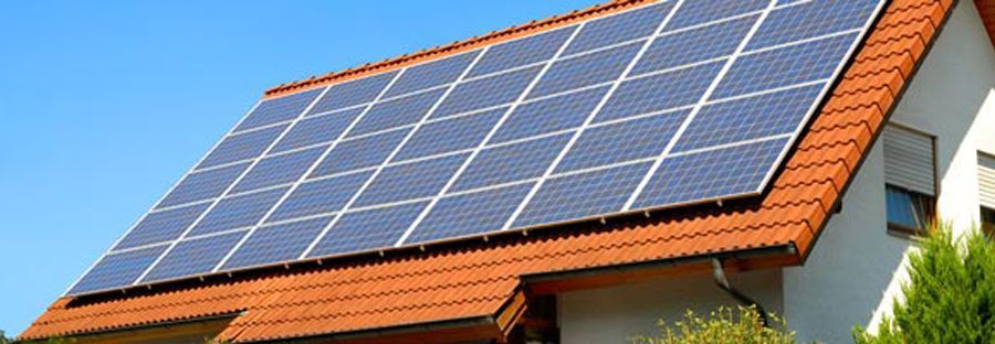 Nettoyer soi-même ses panneaux photovoltaïques ? Pourquoi pas, mais attention aux dégâts !